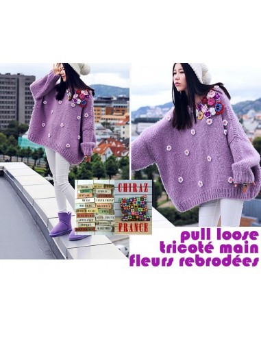 Pull tricoté main loose oversize lilas fleurs rebrodées