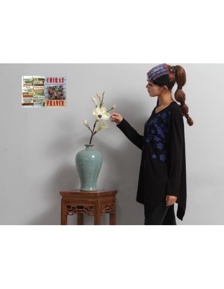 Pull léger jersey fluide asymétrique noir ou rouge fleurs brodées  Pull léger jersey fluide asymétrique noir ou rouge fleurs brodées