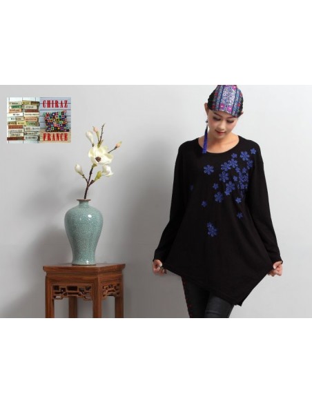 Pull léger jersey fluide asymétrique noir ou rouge fleurs brodées  Pull léger jersey fluide asymétrique noir ou rouge fleurs brodées