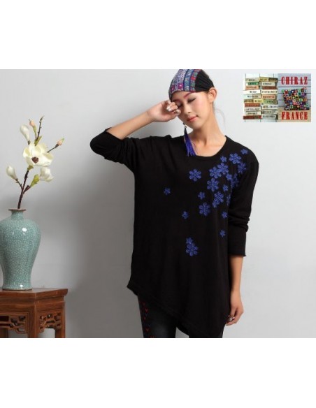 Pull léger jersey fluide asymétrique noir ou rouge fleurs brodées  Pull léger jersey fluide asymétrique noir ou rouge fleurs brodées